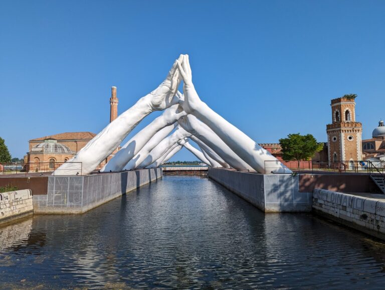 Building Bridges - die berühmten Hände von Venedig